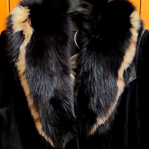 Collectible leather coat with detachable natural fox fur like new, black