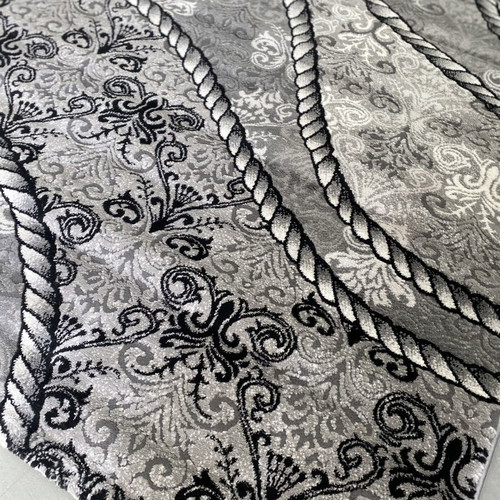 Large black and white rug like new, 2.30x1.90 m