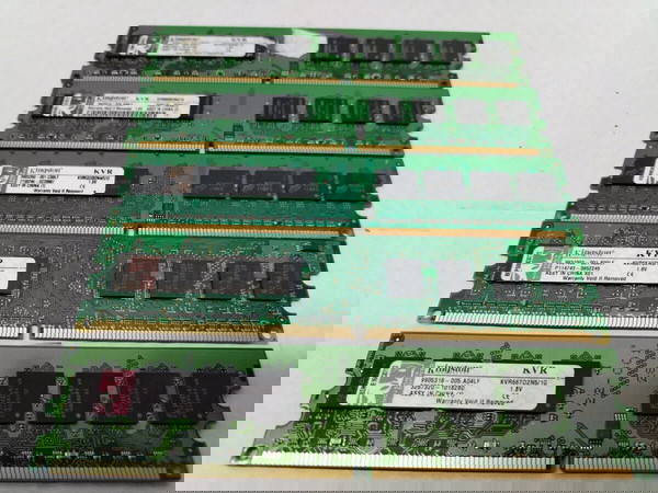 Μνήμες ram Kingston S/N KVR667D2N5/1G, KVR533D2N4/512, KVR800D2N61G