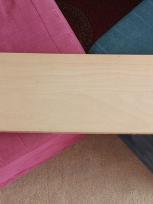 Ράφι IKEA 79x19 εκατοστά σαν καινούργιο με μεταλλικές βάσεις τοίχου