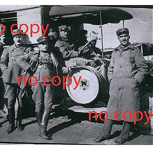 Κορνίζα Παλιά Λευκού Χρώματος Κοκάλινη, Διάστασης 19 Χ 22 με Φωτογραφία Στρατιωτών και Οχήματος (από το μέτωπο).