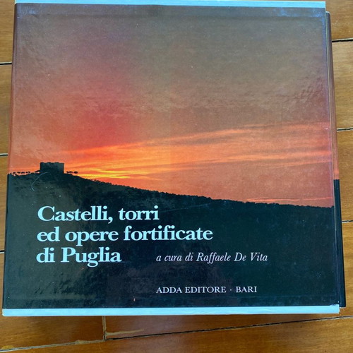 Book Castelli, torri ed opere fortificate di Puglia with hardcover and case