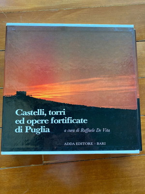 Book Castelli, torri ed opere fortificate di Puglia with hardcover and case