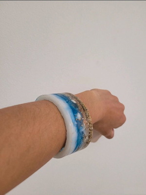 Resin bracelet handmade like new, with blue and beige tones