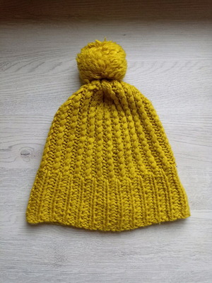 Stella McCartney kids hat like new, yellow with pompom