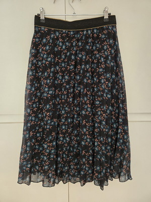 Pleated floral midi skirt like new, size small, colorful