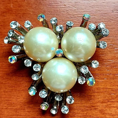 Vintage gold-plated brooch with pearls and rhinestones like new