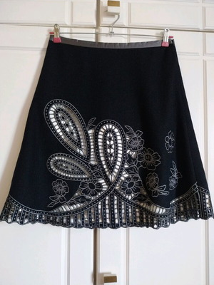 Styles skirt 50% wool like new, winter, black and silver