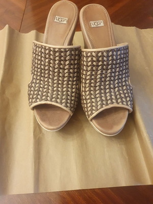 Ugg πέδιλα μεταχειρισμένα, μέγεθος 37, τακούνι 11 εκ., μπεζ καφέ
