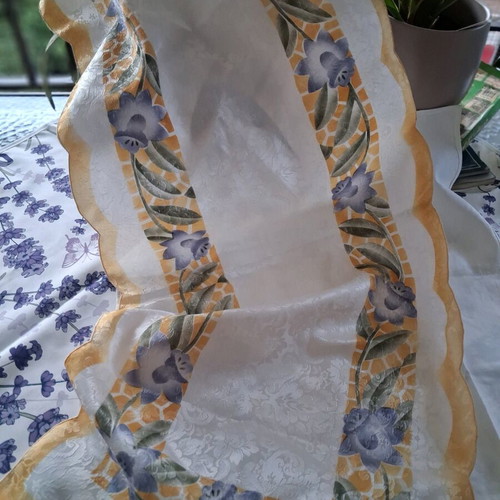 Tablecloths like new, various pieces of crochet and embroidered