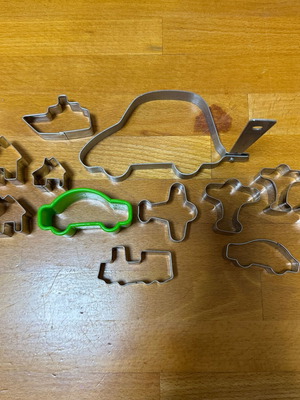Cookie cutter vehicles and buildings set used, 12cm-2.5cm