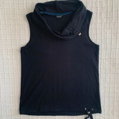 Black sleeveless top size L