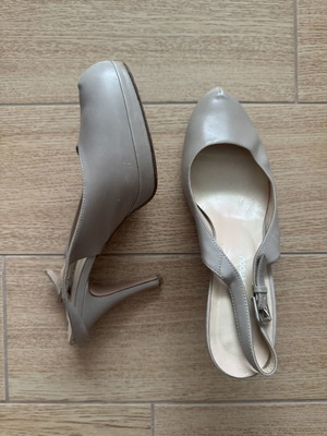 Γόβες Καλογήρου slingback μεταχειρισμένες, μπεζ, δερμάτινες, μέγεθος 38