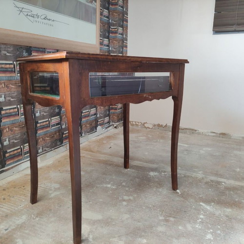 Display table with collectible pens like new, mahogany wood