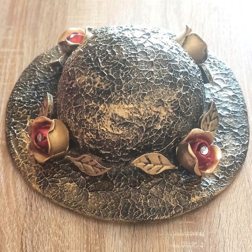 Decorative wall hat made of plaster, over 30cm, like new