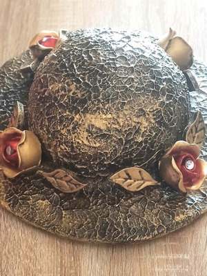 Decorative wall hat made of plaster, over 30cm, like new