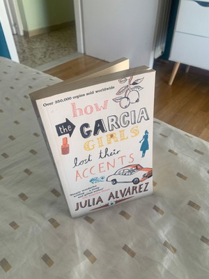 How the Garcia Girls Lost Their Accents by Julia Alvarez like new, English