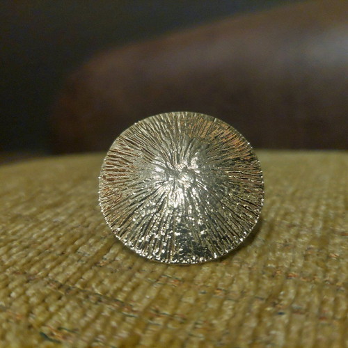 Gold ring new, impressive circle design