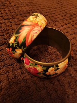Bracelet set like new with floral pattern, one narrow and one wide