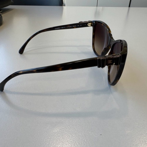 Channel sunglasses with bow on arm like new, brown