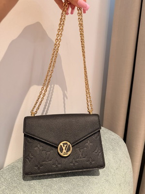 Rosy Wallet on Chain Louis Vuitton new, black and gold