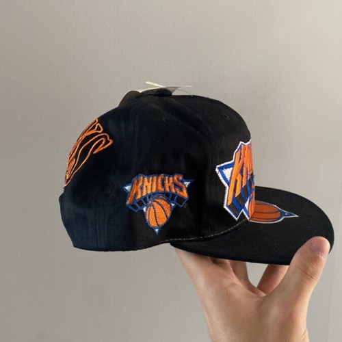 New York Knicks SnapBack hat vintage 90s, brand new with tags