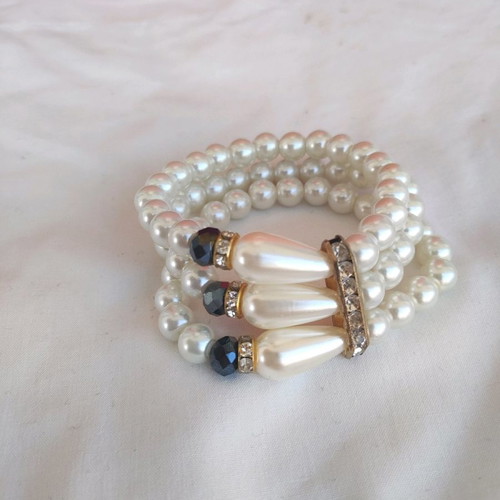 Classy bracelet with pearls triple row new, white and silver