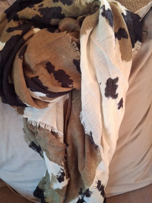 Scarf long narrow like new, black and multicolored