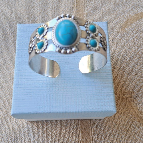 Bracelet cuff like new with turquoise and haolite stones