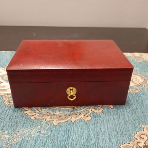 Vintage jewelry box like new with key