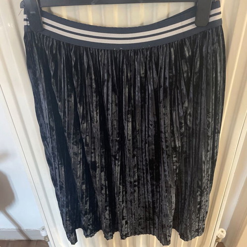 Zara Midi Velvet Pleated Skirt used, size Large