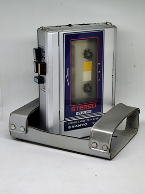 Sanyo M-G10 Stereo Walkman 1983 like new with original case