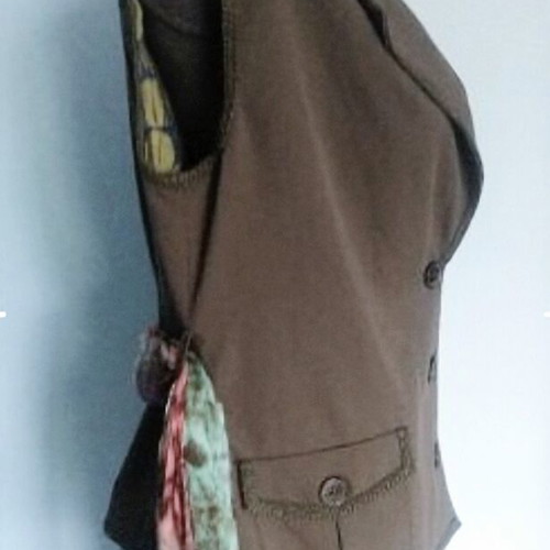 Women's vest like new with decorative cords and Thumbelina details