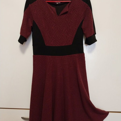 Tube fitted dress used, burgundy color