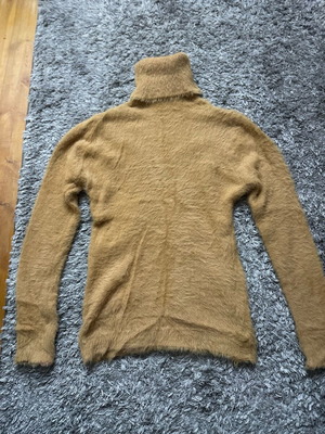 Women's turtleneck sweater used, mustard color with soft texture