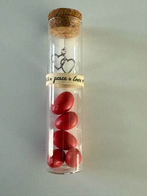 Тестова тръба с висящи бижута 2 сърца като нова