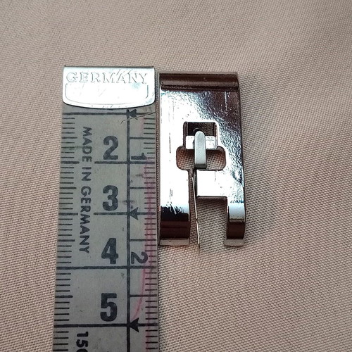 Sewing machine foot for joining fabrics and quilting new