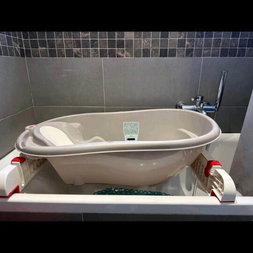 OK baby Onda baby bath tub like new with support bases and LCD thermometer