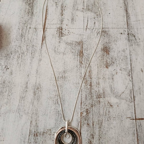 Long pendant necklace with circular motifs in silver and anthracite shades