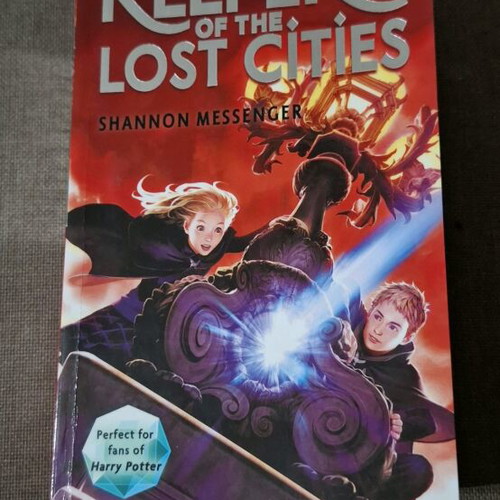 Children's book Shannon Messenger - Keeper of the Lost Cities like new