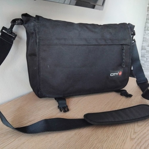 Lyc Sac City Strappy messenger shoulder bag, black