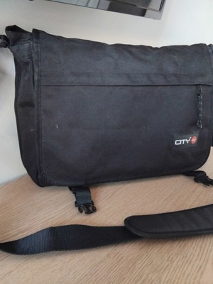 Lyc Sac City Strappy messenger shoulder bag, black