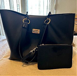 Τσάντα ώμου TRUSSARDI σε μαύρο χρώμα.Shopping bag που διαθέτει και μικρό ξεχωριστό πορτοφόλι χειρός.