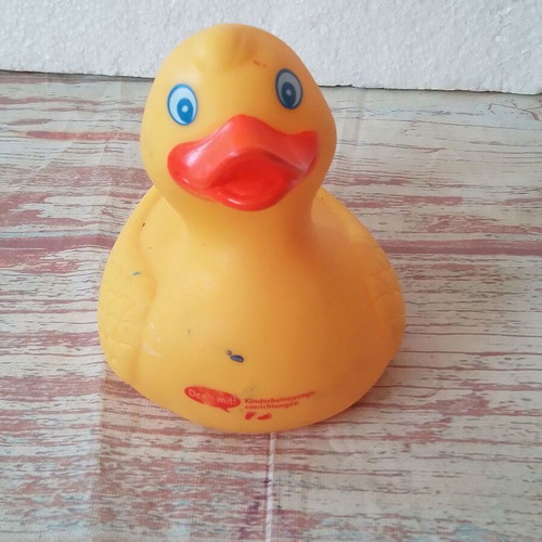 Latex duck squeaky toy used, height 9 cm, floating
