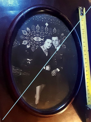 Vintage φωτογραφία νιόπαντρου ζευγαριού σε οβάλ ξύλινη κορνίζα με αφιέρωση στη Λάρισα