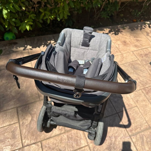 Inglesina Aptica Darwin baby transport system used with isofix base and 2 bags
