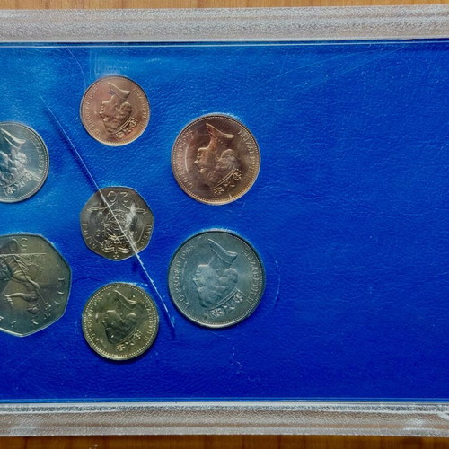 Collectible 1985 New Effigy coin set, like new, United Kingdom