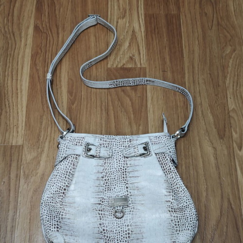 Guy Laroche Shoulder Bag like new, leather, vintage style