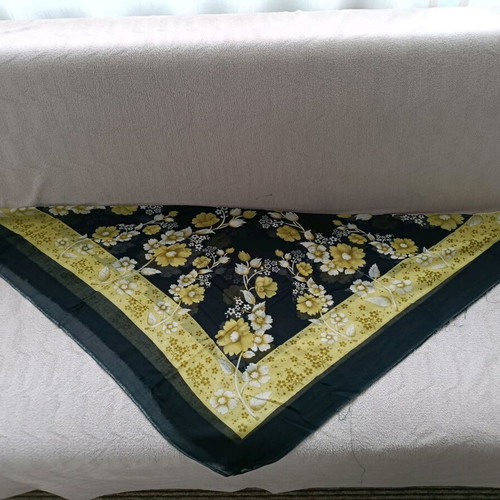 Headscarf used, size 95/90 cm