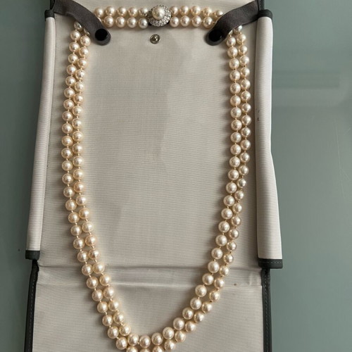 Women's pearl necklace with South Sea pearls and diamond clasp like new